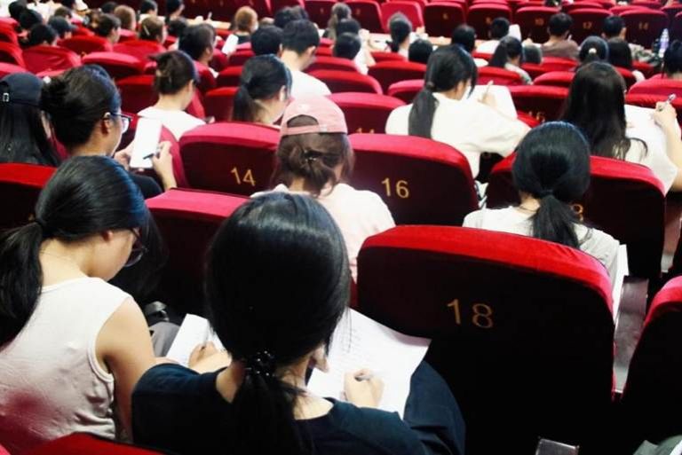 人们在看台上的人在人群中 AI 生成的内容可能不正确。